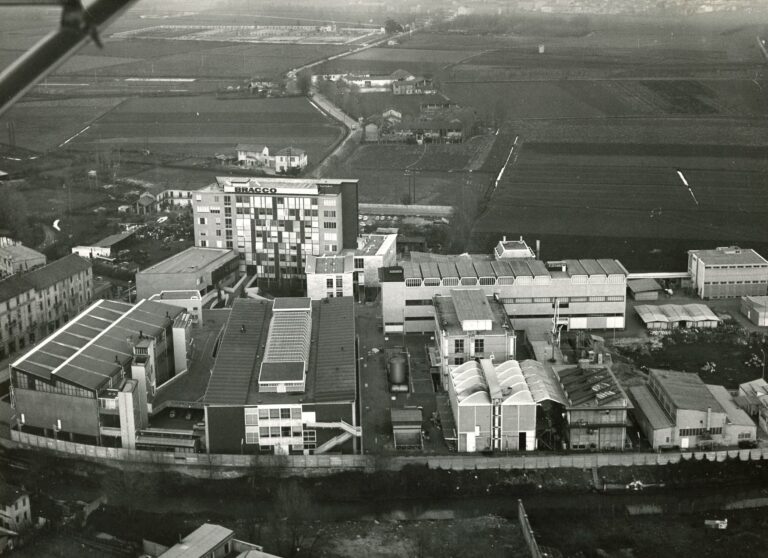 Veduta aerea dello stabilimento Bracco di Lambrate, anni '60
