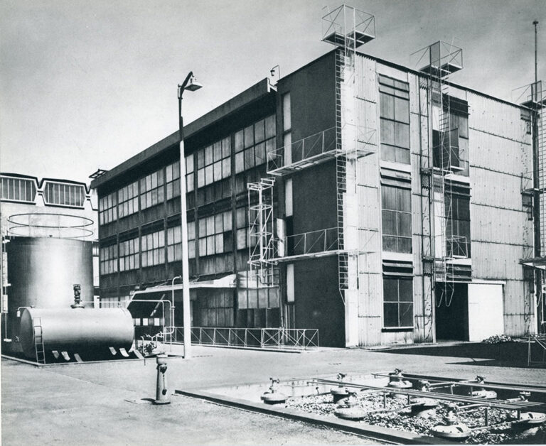 Edificio produzione sintetici dello stabilimento Bracco a Milano Lambrate, anni '60