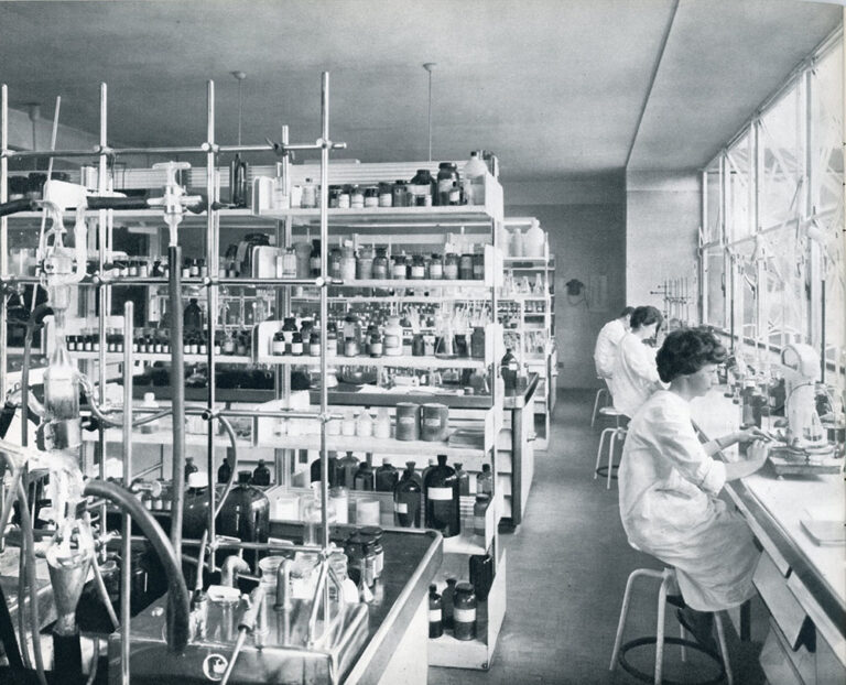 Laboratorio di analisi per il controllo delle materie prime nello stabilimento Bracco a Milano Lambrate, anni '60