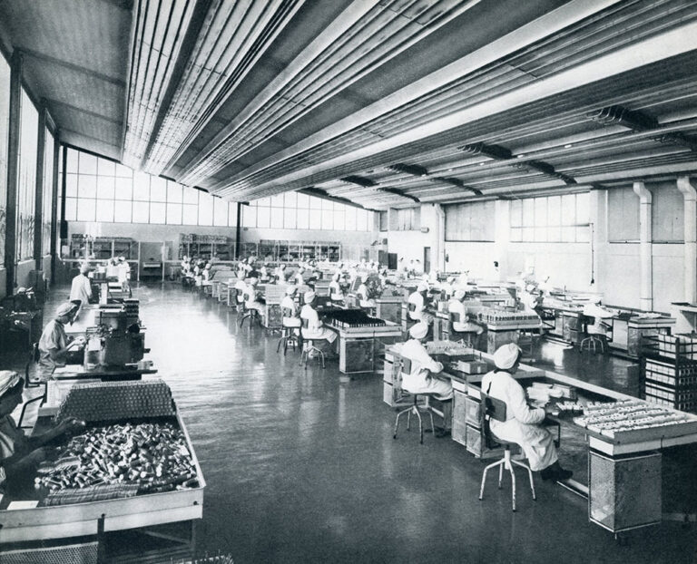 Veduta generale del reparto di confezionamento specialità medicinali dello stabilimento Bracco a Milano Lambrate, anni '60
