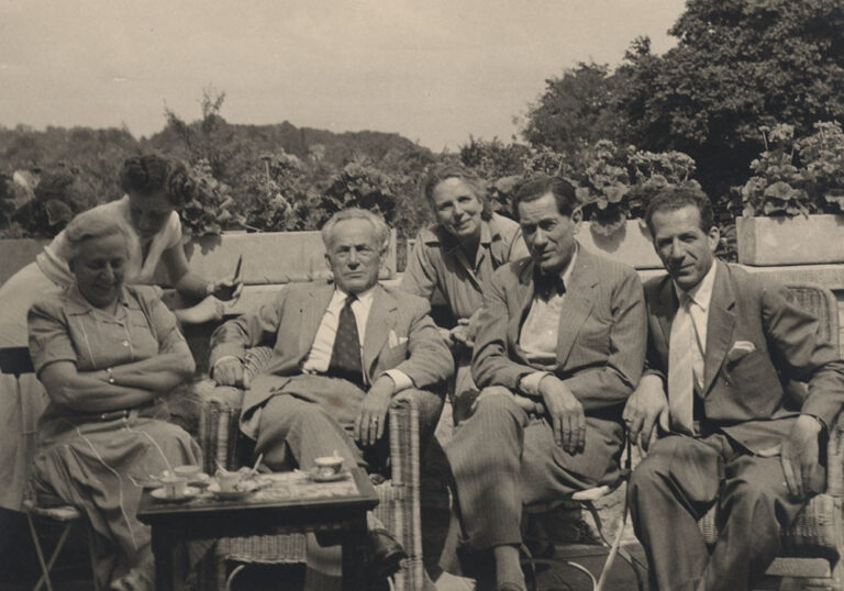 Elio al centro e Fulvio, primo a destra, con la famiglia Merck a Darmstadt, anni '40