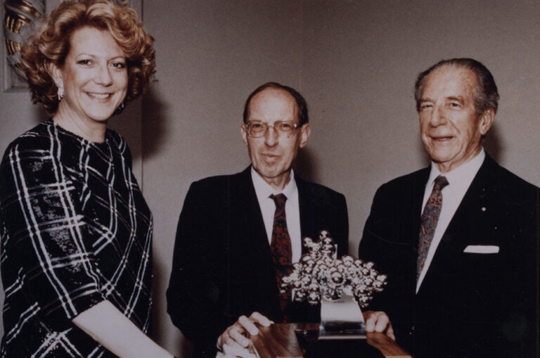 Diana Bracco, Ernst Felder and Fulvio Bracco at the presentation of a metal model of the Iopamidol molecule, "Third International Iopamidol Symposium", Washington, May 20-21, 1988