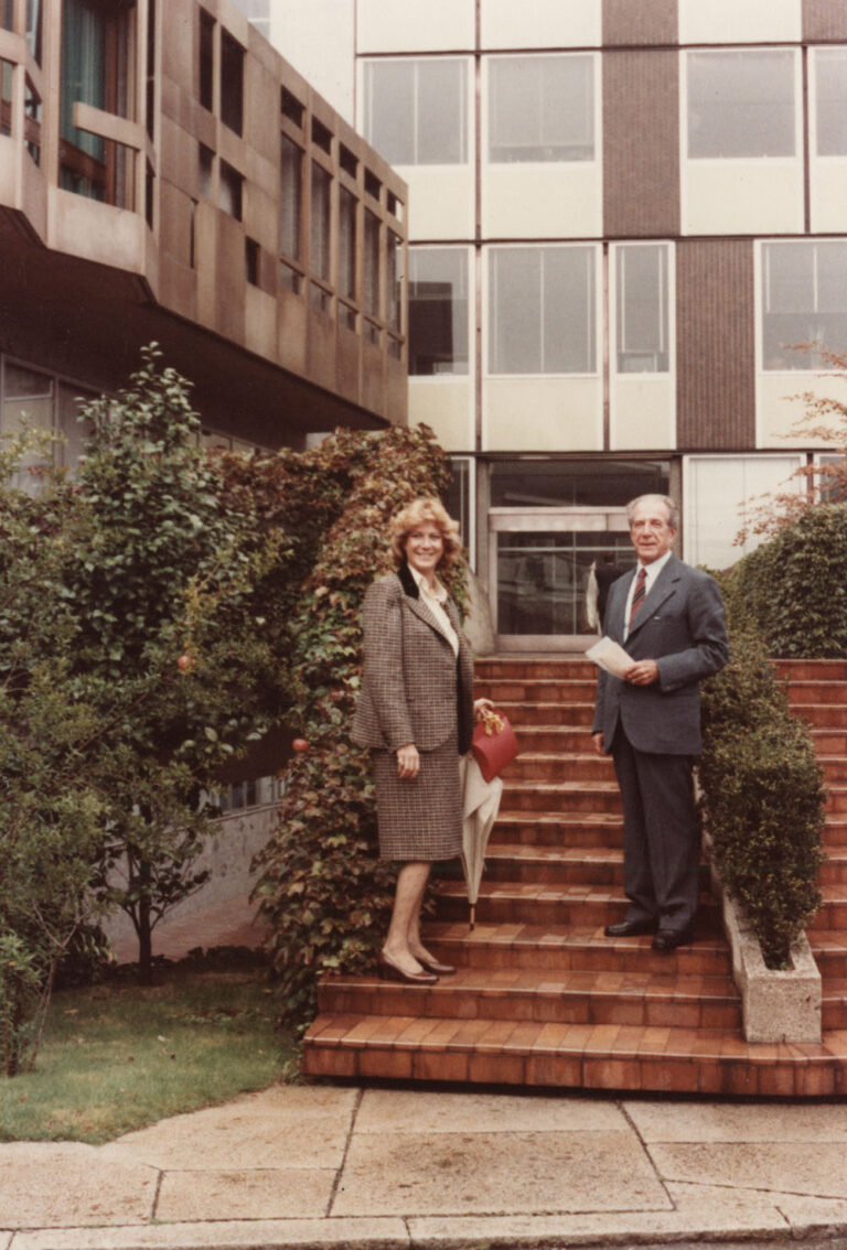Diana e Fulvio Bracco davanti alla palazzina della Direzione generale dell'Azienda a Milano Lambrate, 1° ottobre 1984