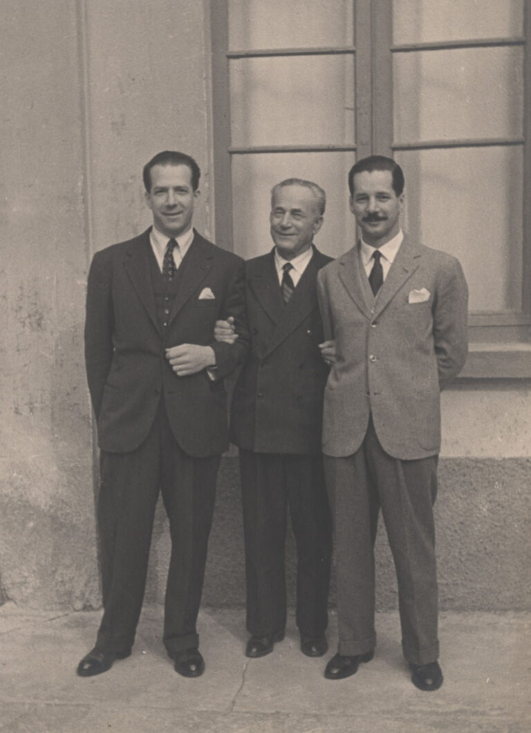 Elio Bracco tiene a braccetto i figli Fulvio e Tullio, anni '40