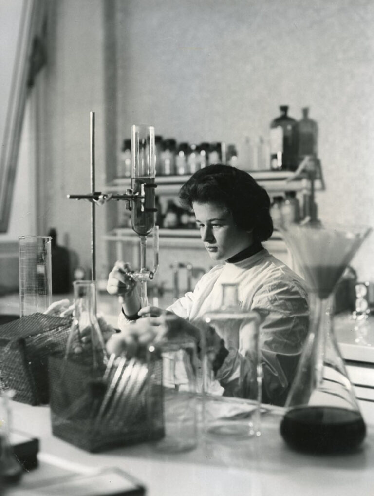Researcher at work in the laboratories of Bracco Industria Chimica in Milano Lambrate, 1960s