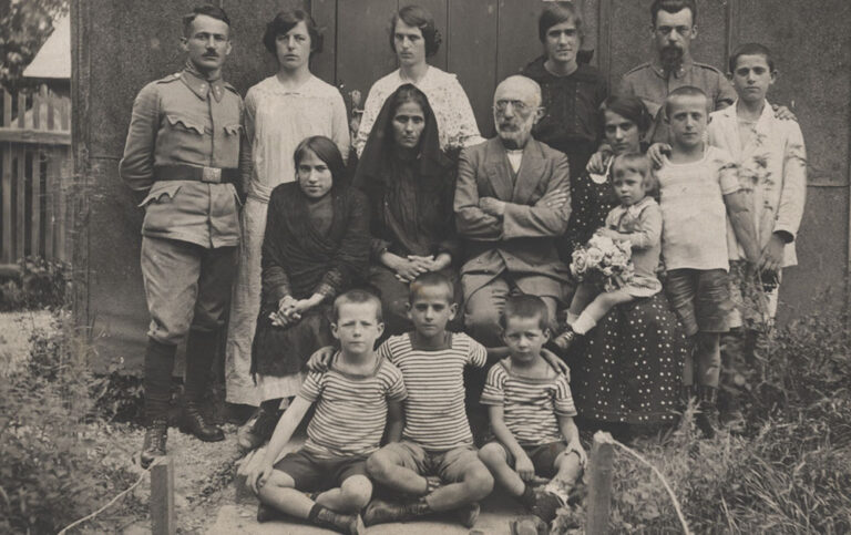 Marco Bracco and Antonia Camalich in exile with their children, 1910s
