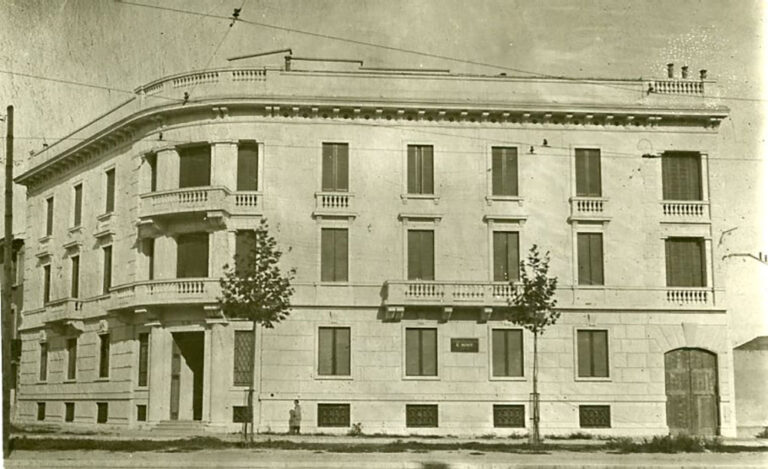 "Qui nacque la nostra azienda!", cartolina della prima sede Bracco in Piazzale Susa a Milano, 1927 