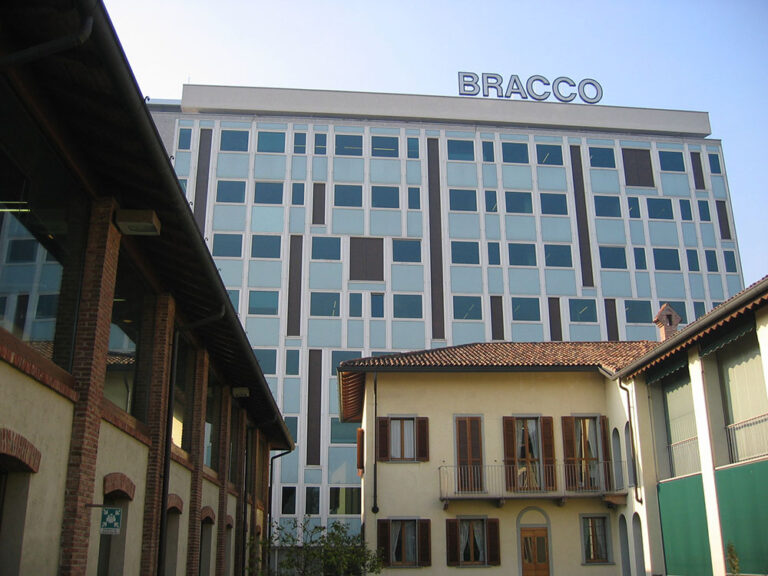 La sede della Bracco a Milano Lambrate, 2005
