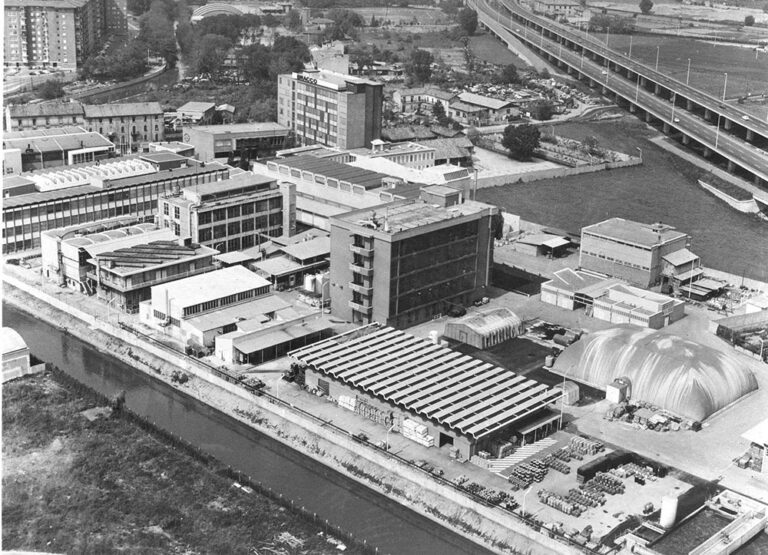 Vista aerea del sito produttivo della Bracco a Milano Lambrate, anni '70