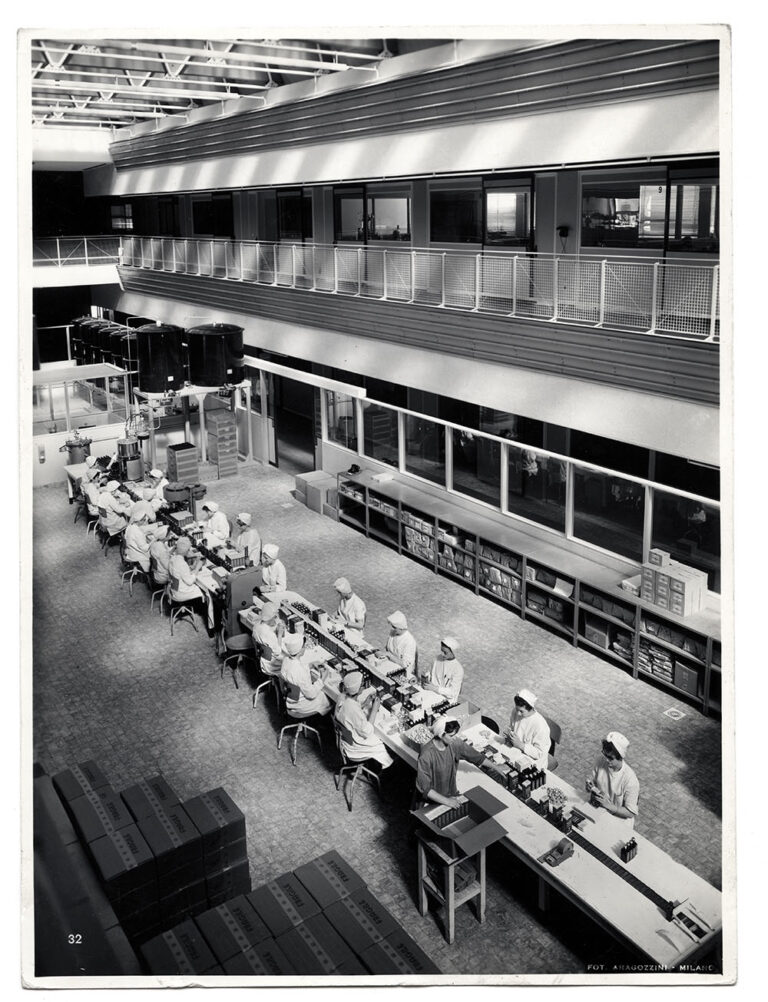 Packaging division at the Bracco plant of Milano Lambrate, 1960s