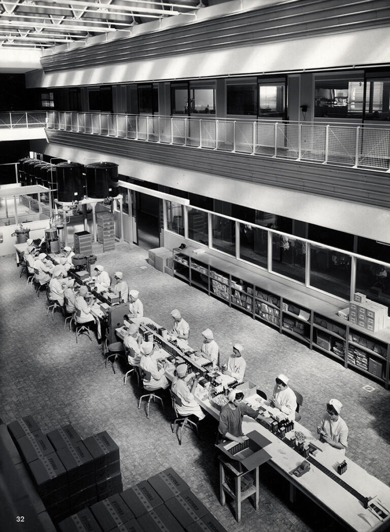 Reparto di confezionamento dello stabilimento Bracco di Milano Lambrate, anni '60