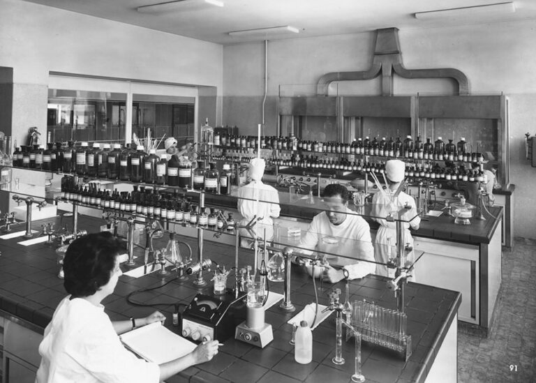 Laboratorio controllo specialità medicinali dello stabilimento di Bracco a Milano Lambrate, anni '60