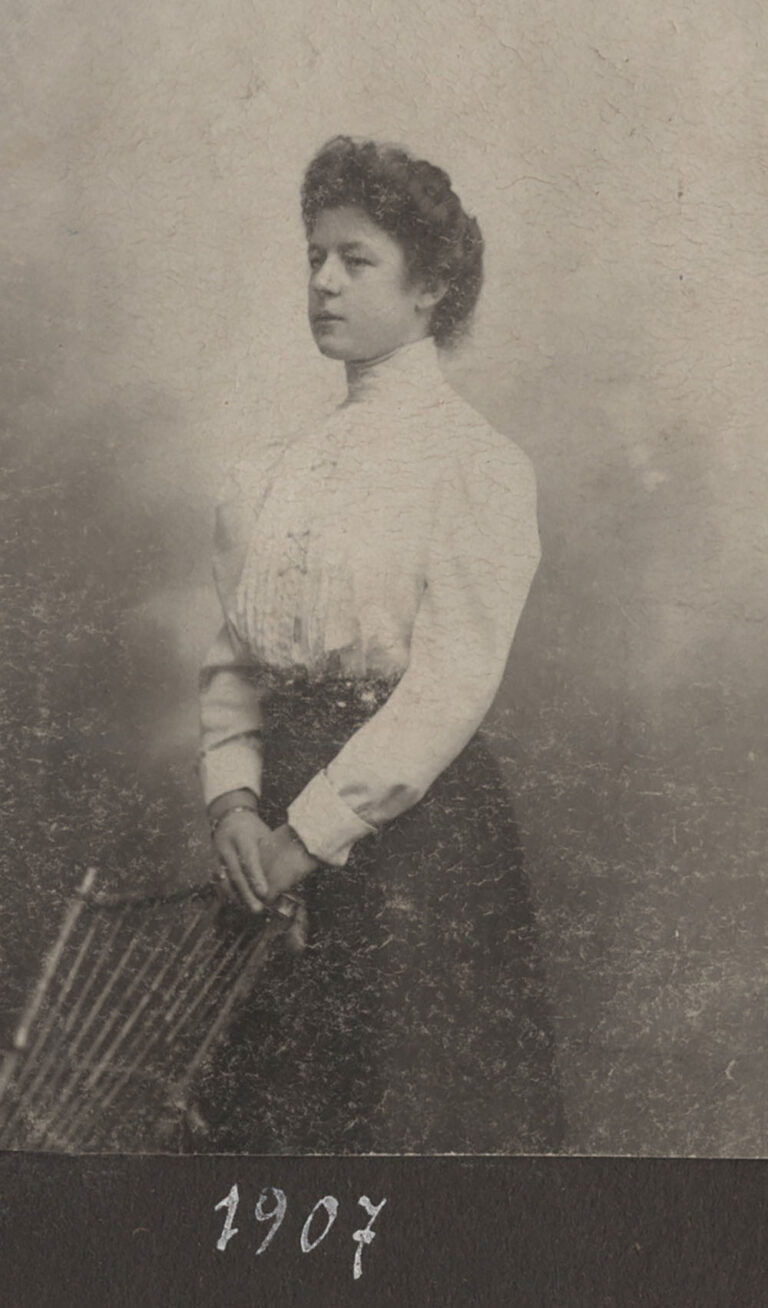 Giovanna "Nina" Salata, 1907