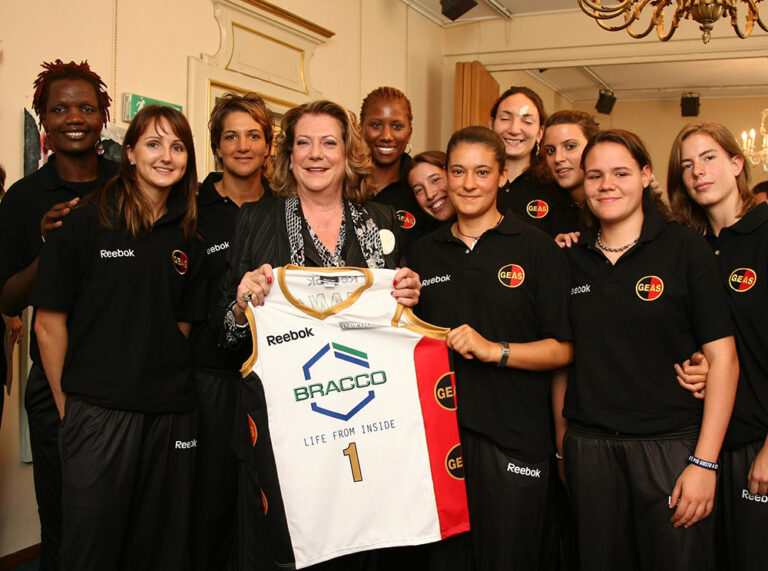 Diana Bracco con le giocatrici della Geas Basket, 2008