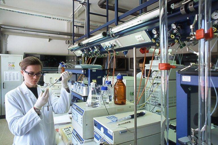 Una ricercatrice nei laboratori Bracco di Trieste, 2004