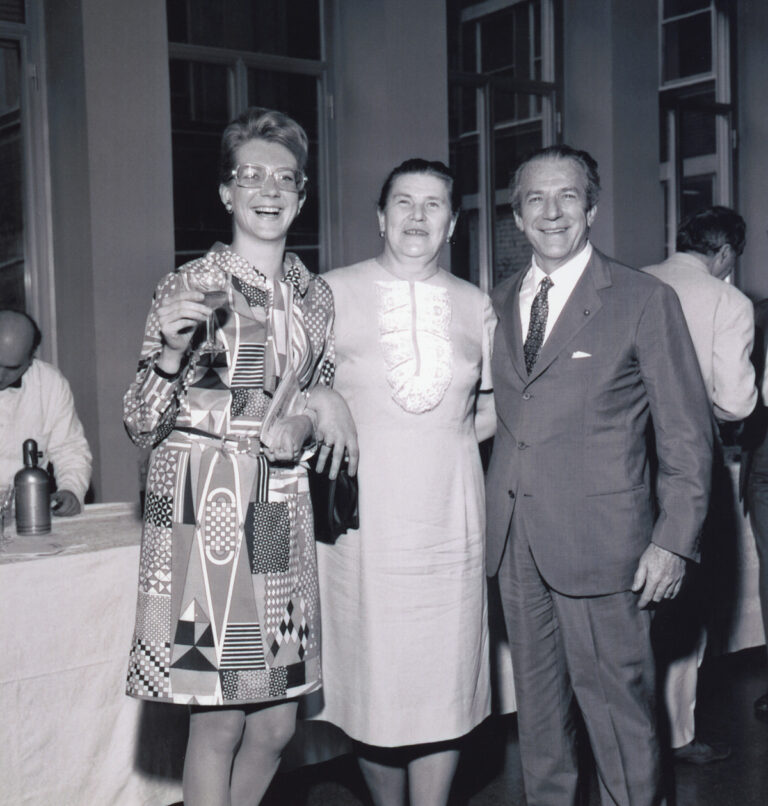 Diana Bracco and Fulvio Bracco with the Russian researcher Lagòunova during the International Symposium on Preventive Diagnostics, Istituto per la cura dei tumori, Milan, 5 June 1970
