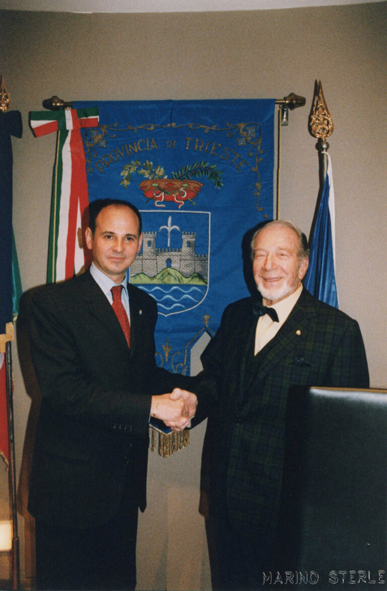 Renzo Codarin consegna a Fulvio Bracco il Sigillo della Provincia di Trieste, 26 novembre 1999
