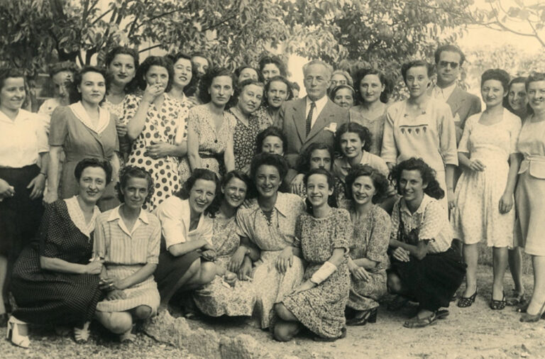 Elio and Fulvio with Bracco's female personnel, 1930s