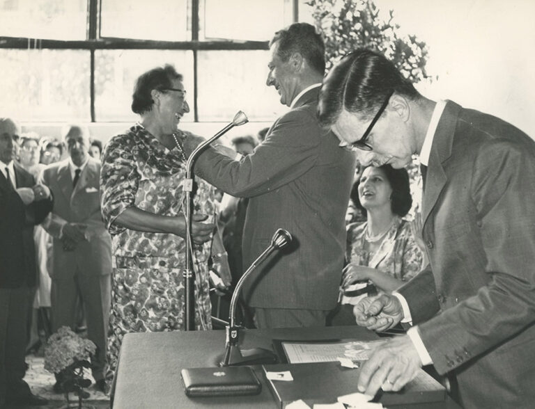 Fulvio Bracco premia la dottoressa Emilia Marchelli per i suoi 25 anni in azienda, 21 giugno 1963