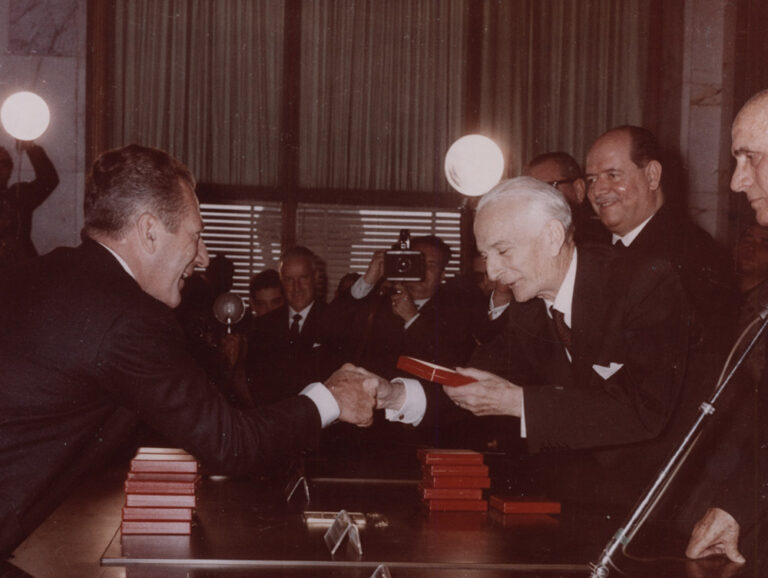 Fulvio Bracco riceve dal Presidente della Repubblica Antonio Segni, l'onorificenza di Cavaliere del Lavoro, 17 ottobre 1963