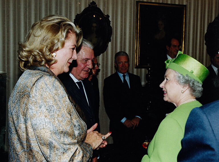 Diana Bracco e la Regina Elisabetta II d’Inghilterra durante un incontro con gli imprenditori milanesi, 18 ottobre 2000