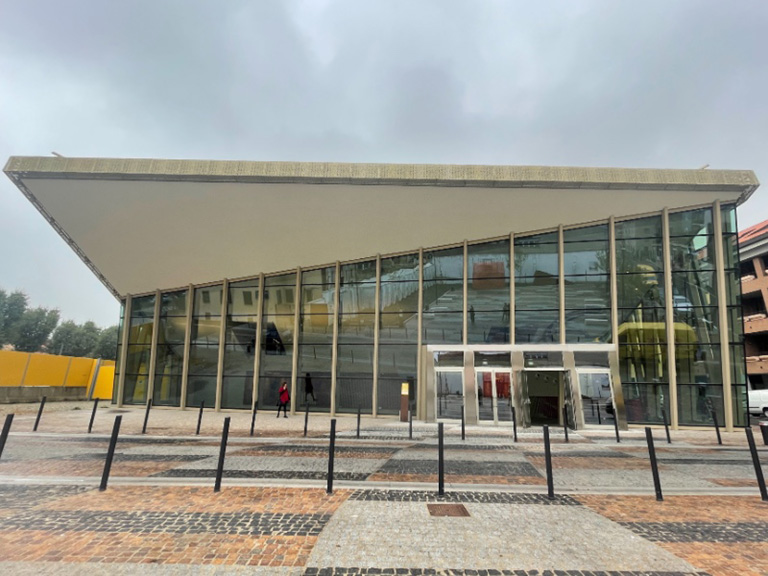Vista esterna del Teatro Civico "Roberto de Silva", particolare dell'ampia facciata d'ingresso, 2022