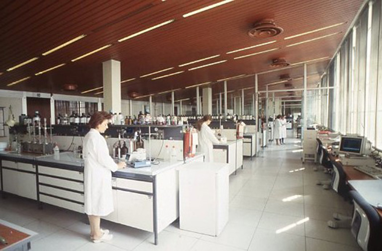 Il laboratorio di ricerca e chimica biologica della Diana de Silva Cosmétiques, novembre 1993