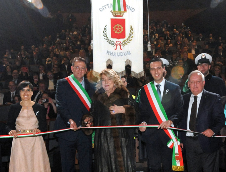 La Dottoressa Diana Bracco durante la cerimonia del taglio del nastro di inaugurazione del Teatro Civico "Roberto de Silva", 25 novembre 2022