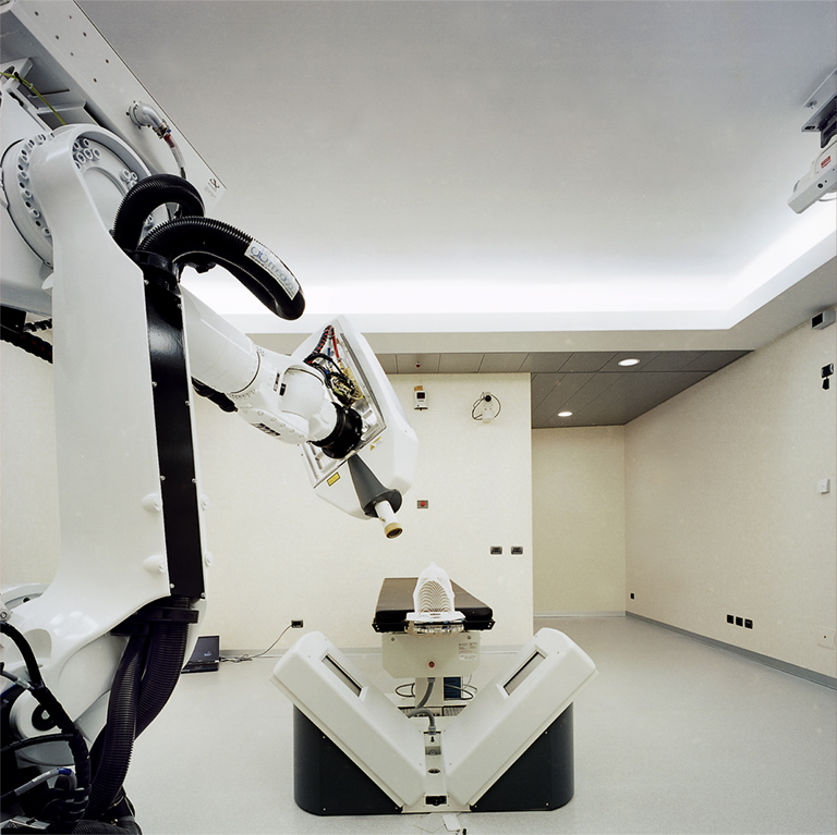 "CyberKnife", a robotic radiosurgery system in use at the Italian Diagnostic Center, 2004