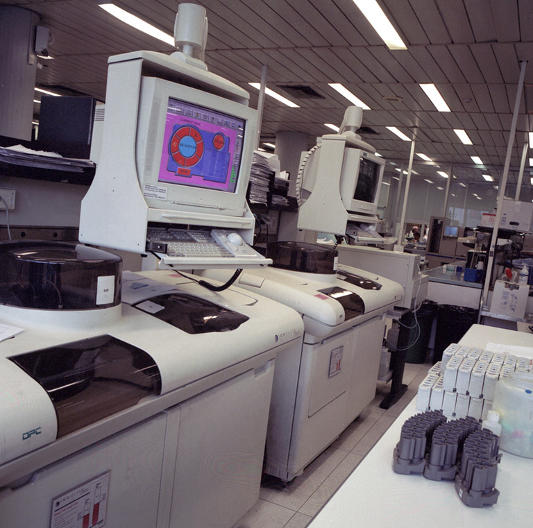 Particolare della strumentazione automatica per analisi presente in uno dei laboratori del Centro Diagnostico Italiano di via Saint Bon a Milano, 2005 