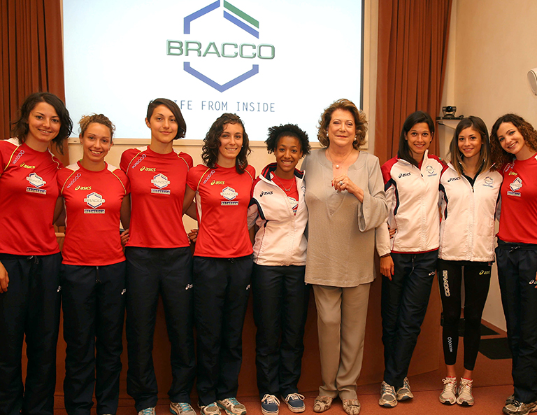 Diana Bracco with the girls of Bracco Athletics, 2005