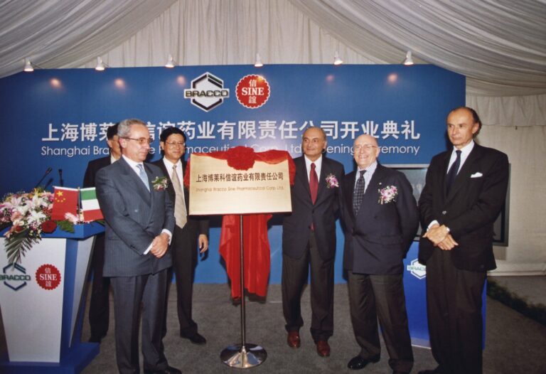 Da sinistra: Marco Rabuffi, Presidente di Bracco Sine, l’On. Antonio Marzano, Ministro delle attività produttive e gli ambasciatori Umberto Vattani e Gabriele Menegatti, Shanghai, 6 giugno 2004