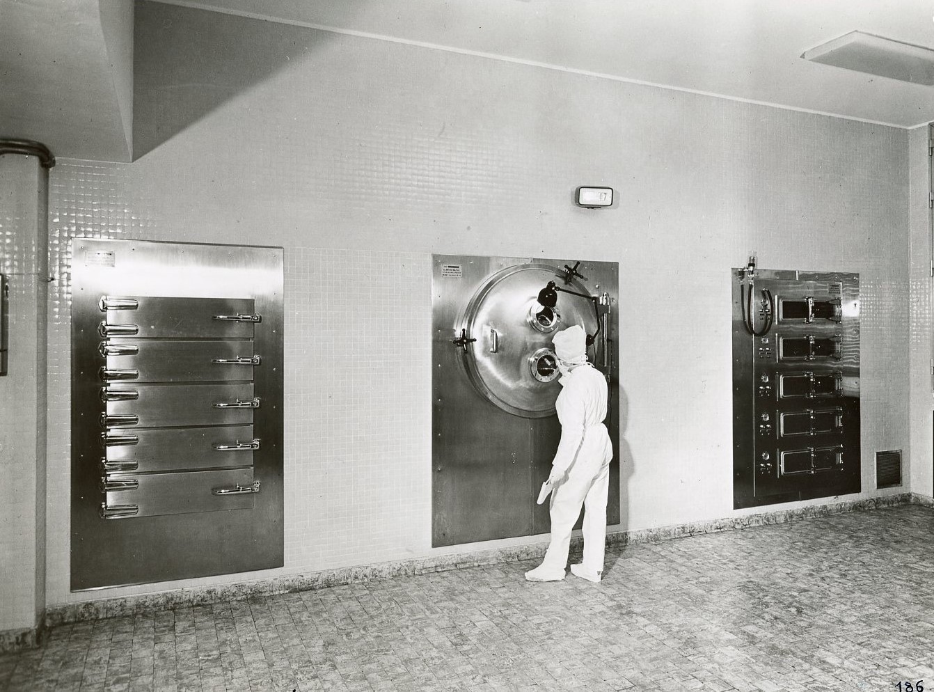 Interni della produzione di specialità medicinali, Stabilimento Bracco a Lambrate, anni '60