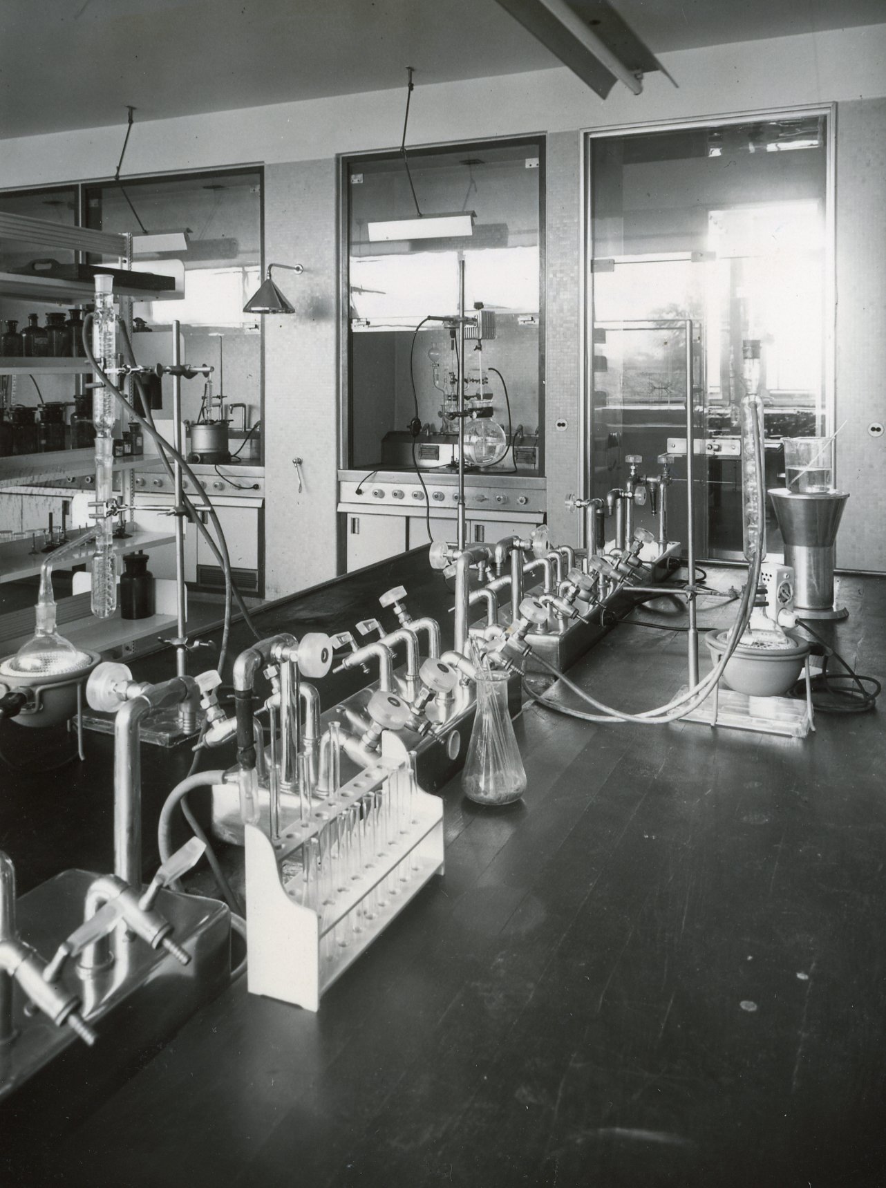 Interno dei laboratori, stabilimento Bracco di Milano Lambrate, anni '60