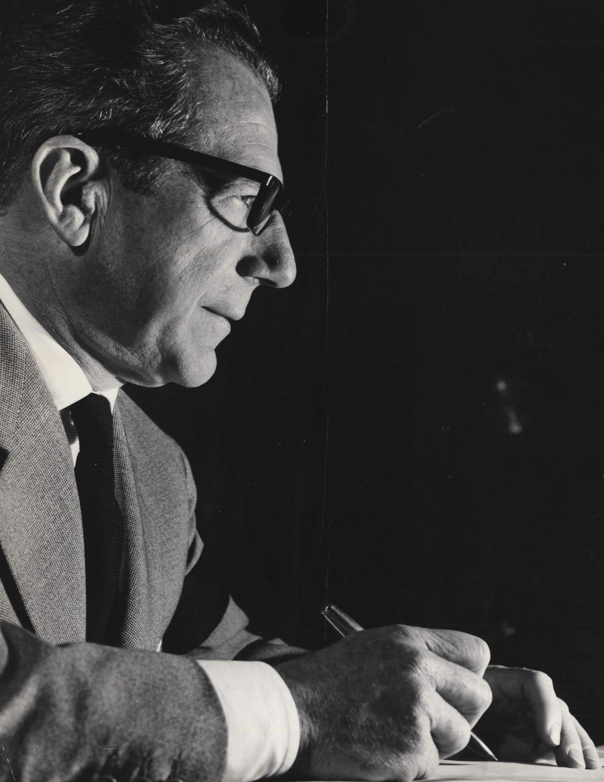 Fulvio Bracco nel suo ufficio, anni '70