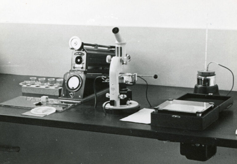 Mikroschemelzpunkt-apparatur, Apparecchio per marcatura a micropunti, Eprova, 1952