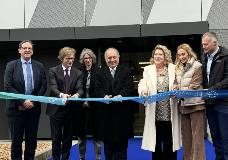 Il taglio del nastro durante l'inaugurazione di Hexagon, il nuovo building multifunzionale di Bracco Suisse a Plan Les Ouates, 6 novembre 2024