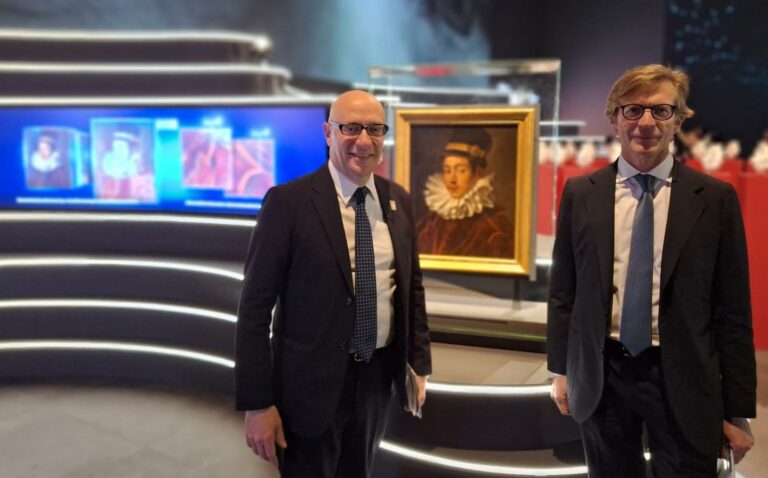Fulvio Renoldi Bracco e Mario Vattani, Commissario Generale Italia per l'Expo di Osaka, davanti al Ritratto di Itō Mancho di Domenico Tintoretto, Osaka 2025