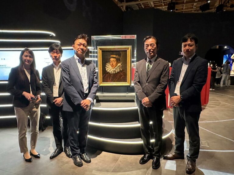 Rappresentati di Bracco Japan all'Expo di Osaka davanti al quadro di Itō Mancho durante la Health Week, 26 giugno 2025