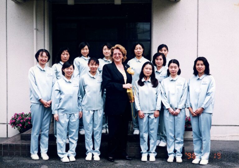 Diana Bracco durante una visita di aggiornamento presso lo stabilimento Eisai di Tokyo insieme ad alcune dipendenti dell’azienda, [luglio] 1998