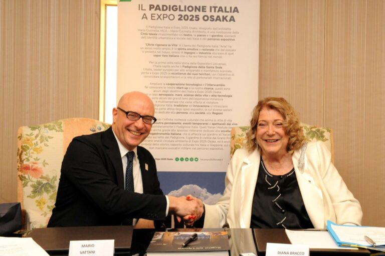 L'Ambasciatore Mario Vattani, Commissario Generale per l’Italia a Expo 2025 Osaka, e Diana Bracco siglano l'accordo di partnership che vede Bracco Official Gold Sponsor del Padiglione Italia, 5 marzo 2025